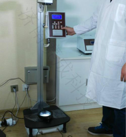 济南赛成科技实验室PE塑料薄膜落球冲击试验过程 济南赛成科技实验室PE塑料薄膜落球冲击试验过程