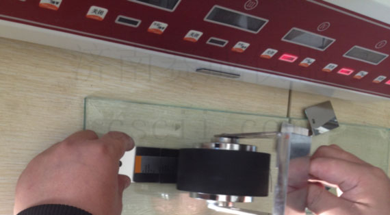 运用济南赛成CZY-6S持粘性检测仪,测试不干胶标签持粘性试验 运用济南赛成CZY-6S持粘性检测仪,测试不干胶标签持粘性试验